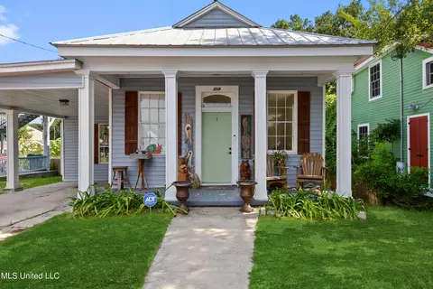 212 Union St, Bay Saint Louis, MS 39520