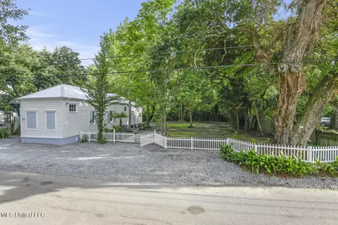 226 Sycamore St, Bay Saint Louis, MS 39520