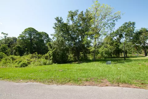 808 Communy Ave, Pascagoula, MS 39567