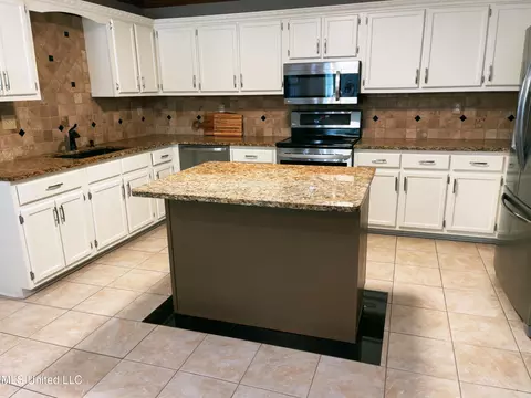 Kitchen - 4016 Los Padres Dr, Nesbit, MS 38651 photo 2 of 3