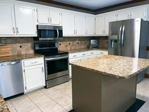 Kitchen - 4016 Los Padres Dr, Nesbit, MS 38651 photo 3 of 3