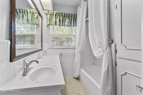 Bath - 4675 Katherine Blvd, Jackson, MS 39211 photo 1 of 10