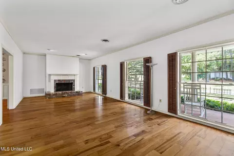 Living - 4675 Katherine Blvd, Jackson, MS 39211 photo 3 of 4
