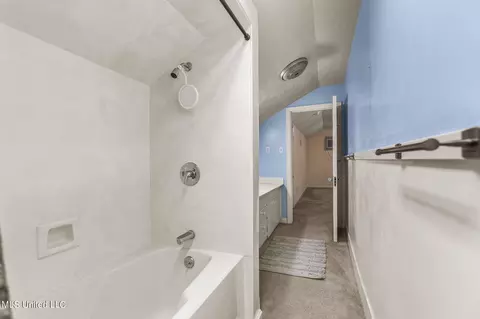 Bath - 4675 Katherine Blvd, Jackson, MS 39211 photo 8 of 10