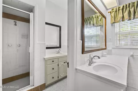 Bath - 4675 Katherine Blvd, Jackson, MS 39211 photo 2 of 10