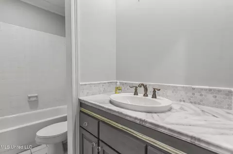 Bath - 4675 Katherine Blvd, Jackson, MS 39211 photo 6 of 10