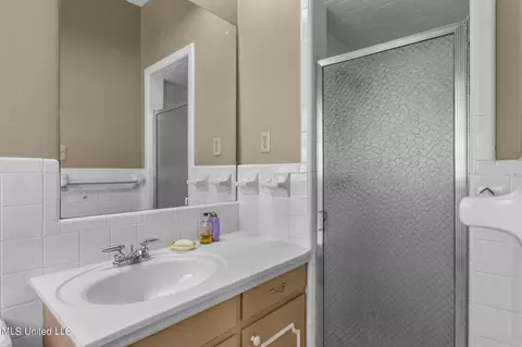 Bath - 4675 Katherine Blvd, Jackson, MS 39211 photo 5 of 10