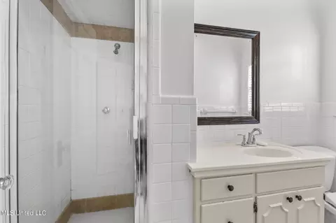 Bath - 4675 Katherine Blvd, Jackson, MS 39211 photo 3 of 10