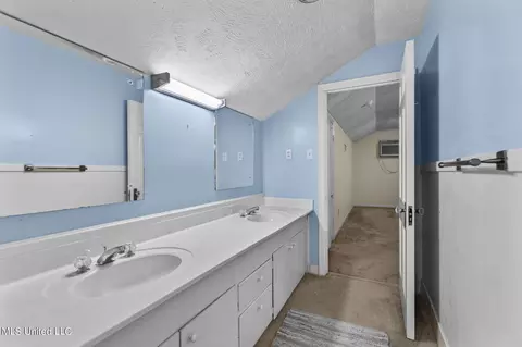 Bath - 4675 Katherine Blvd, Jackson, MS 39211 photo 9 of 10