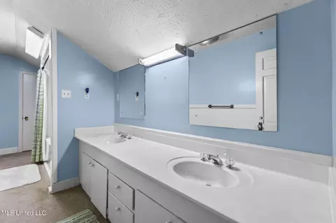 Bath - 4675 Katherine Blvd, Jackson, MS 39211 photo 10 of 10
