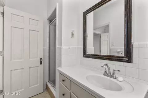 Bath - 4675 Katherine Blvd, Jackson, MS 39211 photo 4 of 10