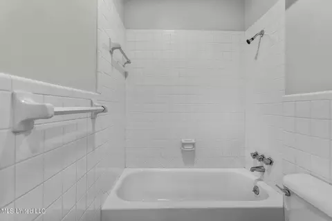 Bath - 4675 Katherine Blvd, Jackson, MS 39211 photo 7 of 10