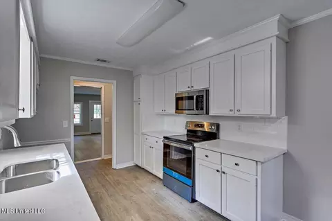 Kitchen - 106 Sara Dr, Brandon, MS 39042 photo 2 of 3