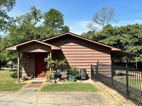 300 Lindale Cir #B, Clinton, MS 39056