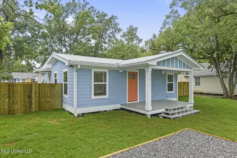 518 Bookter St, Bay Saint Louis, MS 39520