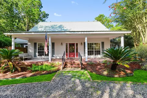 423 Lizana Ln, Waveland, MS 39576