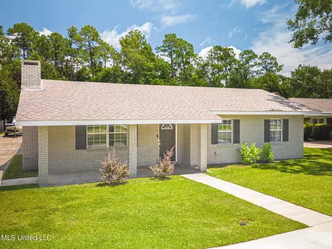 229 Old Spanish Trl, Waveland, MS 39576