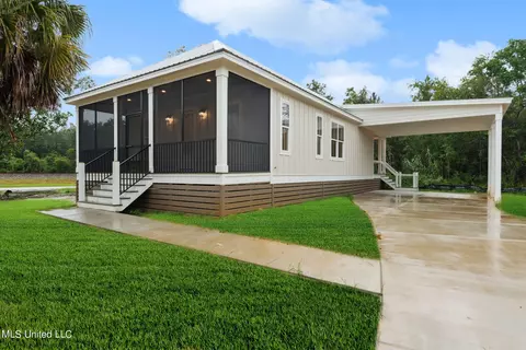138 Lafitte Dr, Waveland, MS 39576
