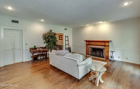 Living - 201 Coachmans Rd, Madison, MS 39110 photo 2 of 6