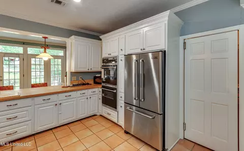 Kitchen - 201 Coachmans Rd, Madison, MS 39110 photo 6 of 9