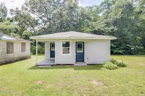 620 N Critz St, Wiggins, MS 39577 photo 2
