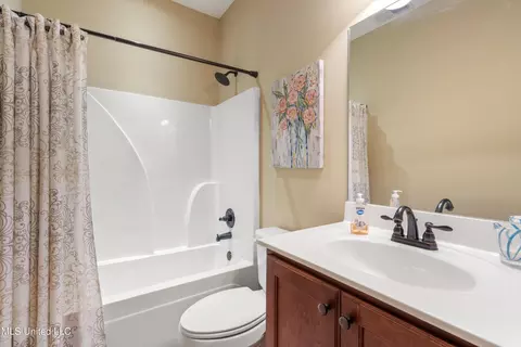 Bath - 3380 Aster Loop, Hernando, MS 38632 photo 2 of 3