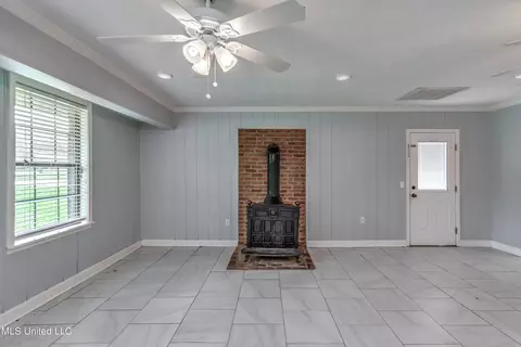 Living - 601 SE Pinewood Dr, Magee, MS 39111 photo 9 of 12