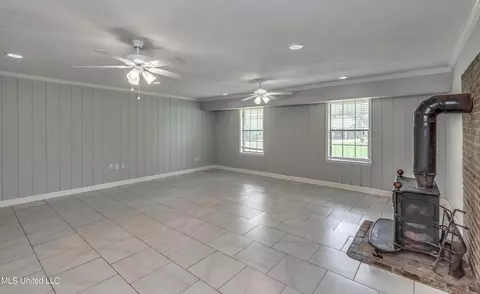 Living - 601 SE Pinewood Dr, Magee, MS 39111 photo 8 of 12