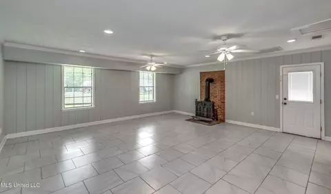 Living - 601 SE Pinewood Dr, Magee, MS 39111 photo 6 of 12