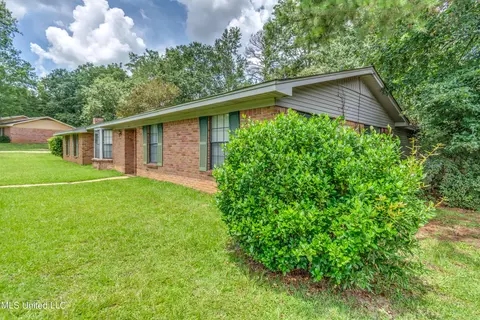 Exterior - 601 SE Pinewood Dr, Magee, MS 39111 photo 4 of 16