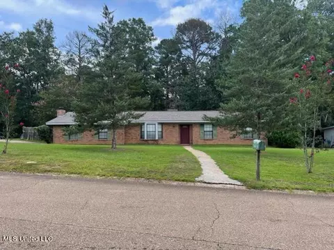 601 SE Pinewood Dr, Magee, MS 39111
