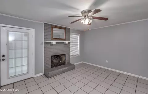Living - 601 SE Pinewood Dr, Magee, MS 39111 photo 11 of 12