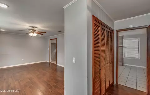 Entry Way - 601 SE Pinewood Dr, Magee, MS 39111 photo 2 of 3
