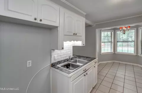 Kitchen - 601 SE Pinewood Dr, Magee, MS 39111 photo 2 of 4