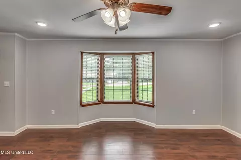Living - 601 SE Pinewood Dr, Magee, MS 39111 photo 4 of 12