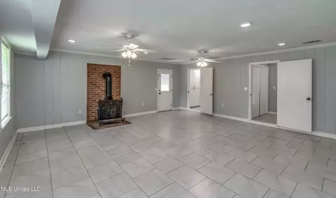 Living - 601 SE Pinewood Dr, Magee, MS 39111 photo 7 of 12