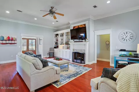 Living - 105 Victoria Pl, Brandon, MS 39042 photo 1 of 3
