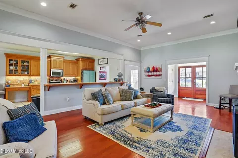 Living - 105 Victoria Pl, Brandon, MS 39042 photo 2 of 3
