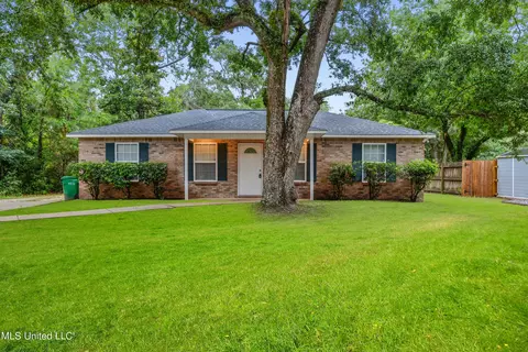 1604 Doe St, Ocean Springs, MS 39564