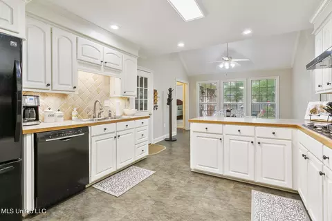 Kitchen - 244 Sycamore Ln, Madison, MS 39110 photo 4 of 4