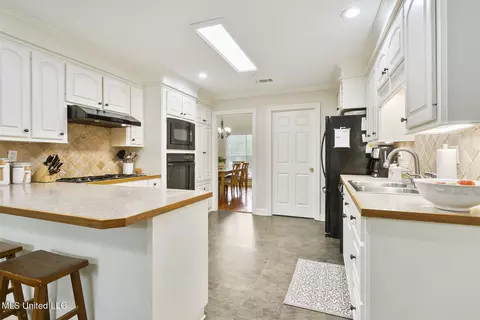 Kitchen - 244 Sycamore Ln, Madison, MS 39110 photo 1 of 4