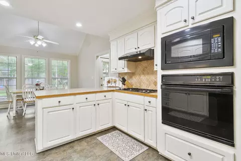 Kitchen - 244 Sycamore Ln, Madison, MS 39110 photo 3 of 4