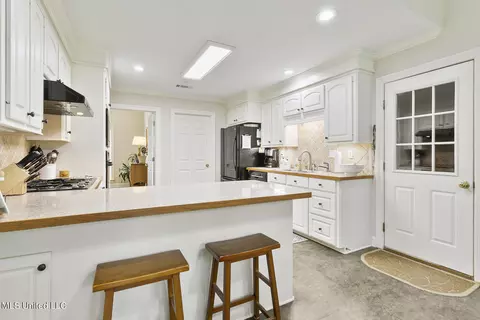 Kitchen - 244 Sycamore Ln, Madison, MS 39110 photo 2 of 4