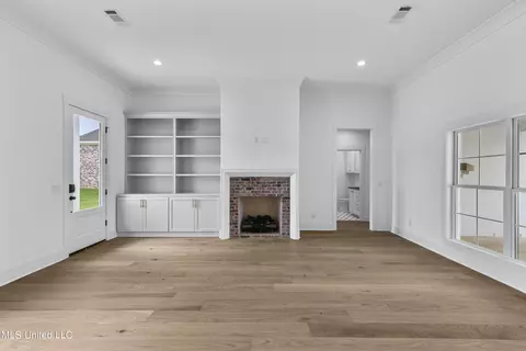 Living - 127 Lakecrest Dr, Madison, MS 39110 photo 1 of 2