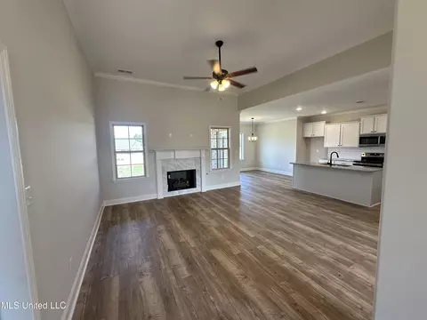 Living - 672 Lucas Ln, Hernando, MS 38632 photo 3 of 3