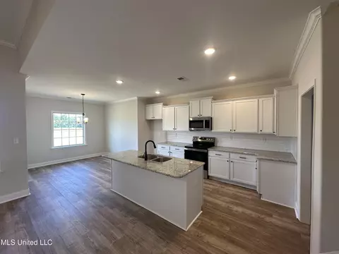 Kitchen - 672 Lucas Ln, Hernando, MS 38632 photo 2 of 3