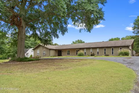 164 Country Club Dr, Senatobia, MS 38668