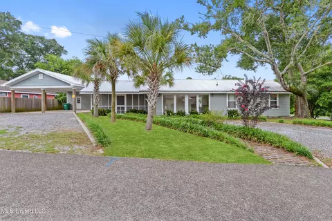 100 Hickory Ln, Bay Saint Louis, MS 39520