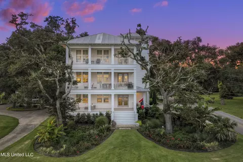 441 E Beach Dr, Ocean Springs, MS 39564