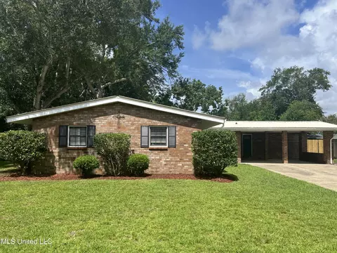 2211 Meadowbrook St, Pascagoula, MS 39567